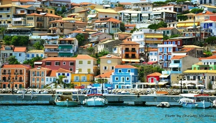 Η πιο πολύχρωμη πόλη της Ελλάδας: Κρυστάλλινες παραλίες και γραφικά σοκάκια που θυμίζουν…νησί